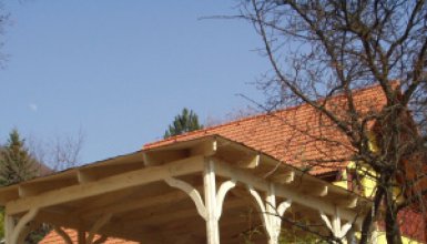 Pergola s valbovou střechou